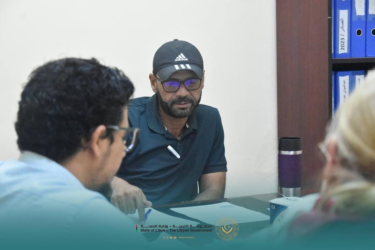 التقى معالي وزير الصحة، الدكتورعثمان عبدالجليل، فريق الدعم الطبي البريطاني، UK EMT، لمناقشة مشروع العيادات المتنقلة التي ستقدم خدمات الرعاية الصحية الأولية للسكان في المناطق المنكوبة من السيول والفيضانات أثر إعصار دانيال.
وقدم فريق UK EMT مقترحًا لتنفيذ مشروع العيادات المتنقلة على أن ينتشر داخل نطاق درنة وما جاورها موزعة عبر عدة نقاط لخدمة السكان المستهدفين وذلك لمدة 6 أسابيع ابتداء من هذا الأسبوع، بحيث يعمل الفريق على تقديم العلاج الأولي وإجراء الكشوفات وصرف الأدوية وذلك داخل المناطق الأكثر تضررا.
وأكد وزير الصحة على أهمية هذا المشروع في إيصال الخدمة للسكان في المناطق المتضررة تخفيفا من معاناة التنقل نتيجة لفقدان الكثير من السكان لوسائل المواصلات الخاصة بهم، معربًا عن تقديره للحكومة البريطانية على دعمها المستمر للقطاع الصحي في ليبيا، وخصوصًا وقوفها إلى جانب الشعب الليبي في هذه الكارثة غير المسبوقة.